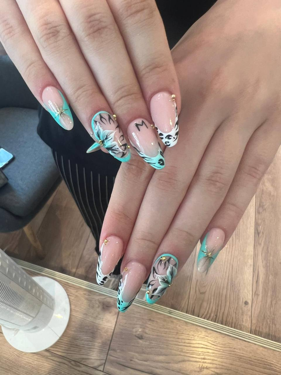 Türkis Design mit floralen Details