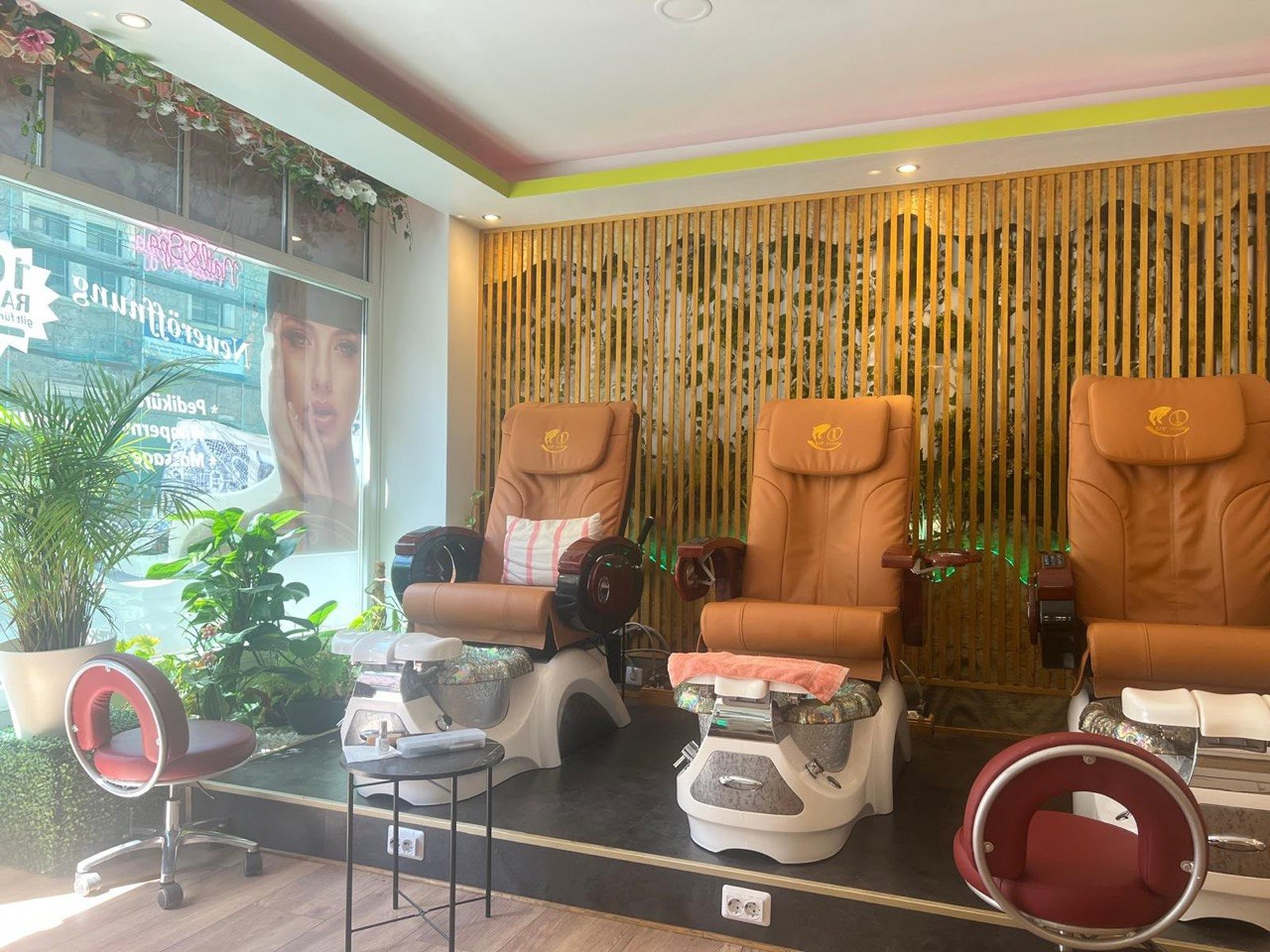 Pediküre-Lounge mit Massagesesseln