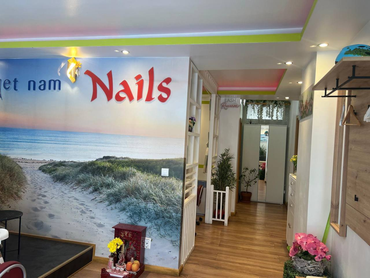 Studio-Flur mit Vietnam Nails Wand