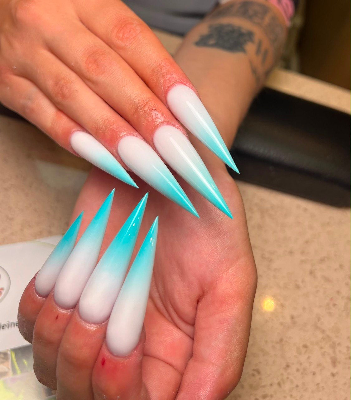 Türkis Stiletto Ombré Nägel