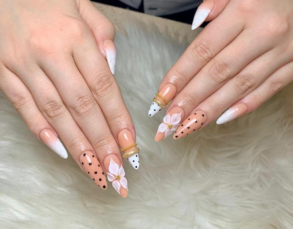 Echtes rosa Nageldesign aus Vietnam Nails Halle