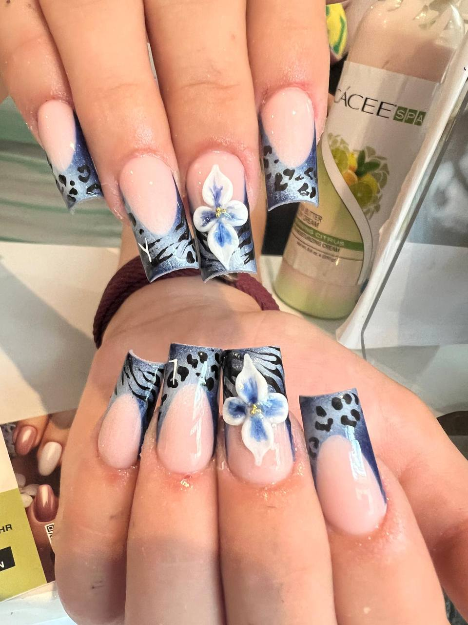 Blaues Leoparden-Design mit 3D-Blume