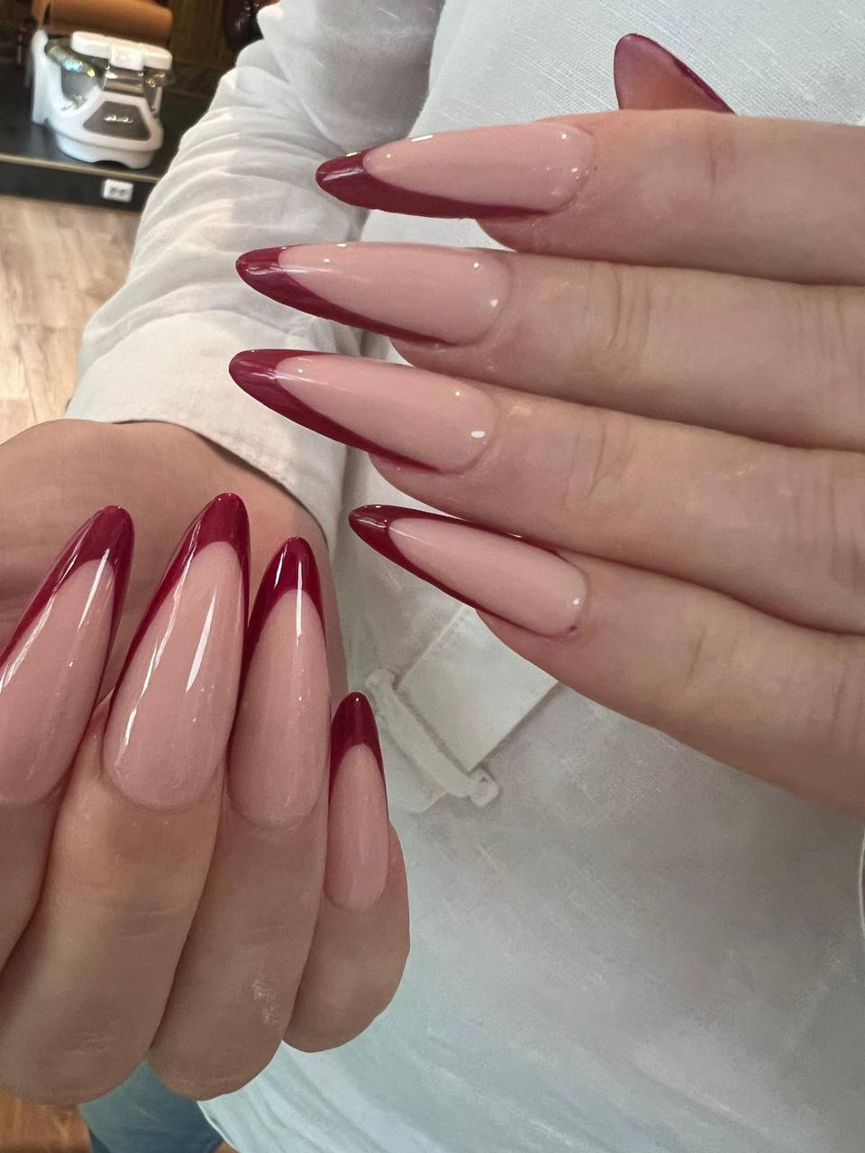 Bordeaux French auf Almond Nails